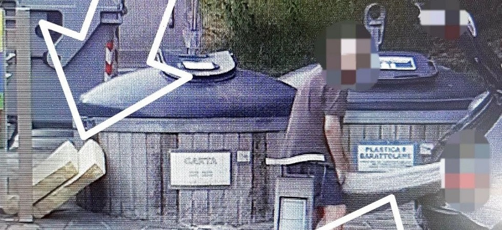 Sorpreso dalle videocamere a scaricare materassi nell’isola ecologica: multato